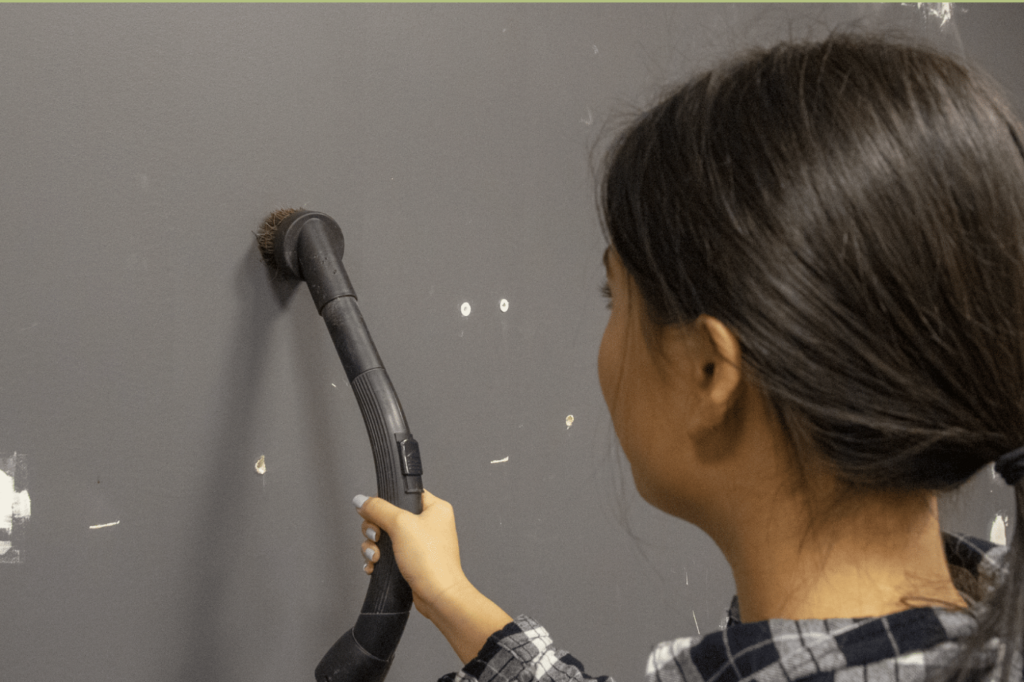تمیز کردن دیوار گچی چگونه است